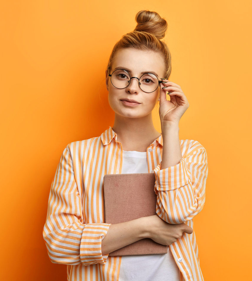 Mulher de óculos segurando um livro